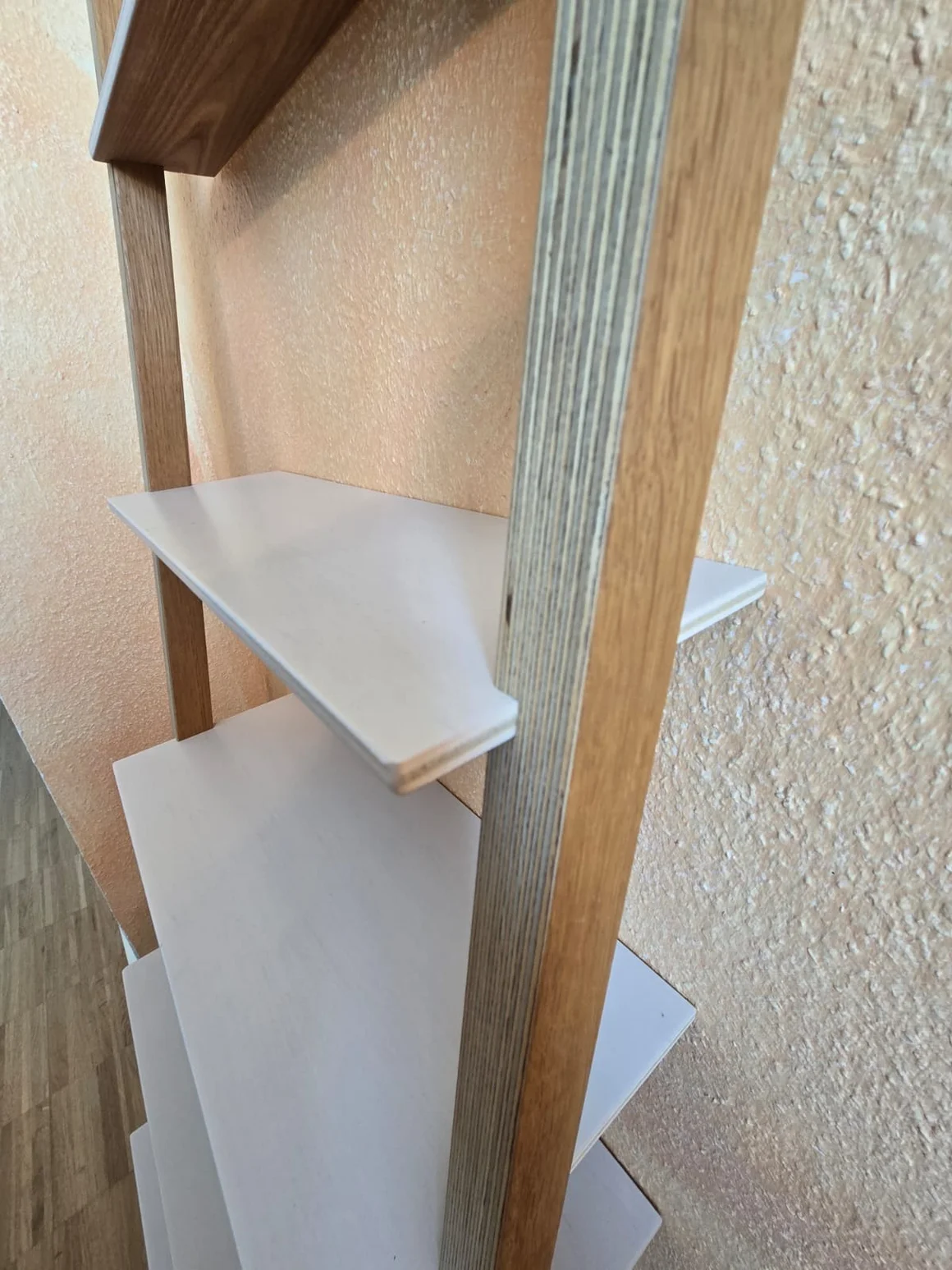 Nahaufnahme eines Leiterregals aus Holz mit sichtbarer Multiplex-Kante.