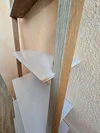Nahaufnahme eines Leiterregals aus Holz mit sichtbarer Multiplex-Kante.