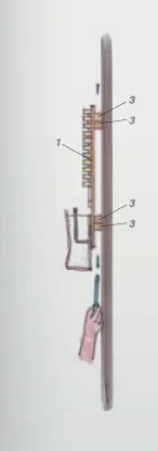 Technische Zeichnung der Montage eines Schlüsselhalters an einer Holzleiste.