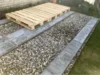 Holzpalette auf Kiesgrundierung
