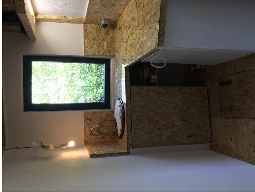 Innenraum eines Gartenhauses aus Holz