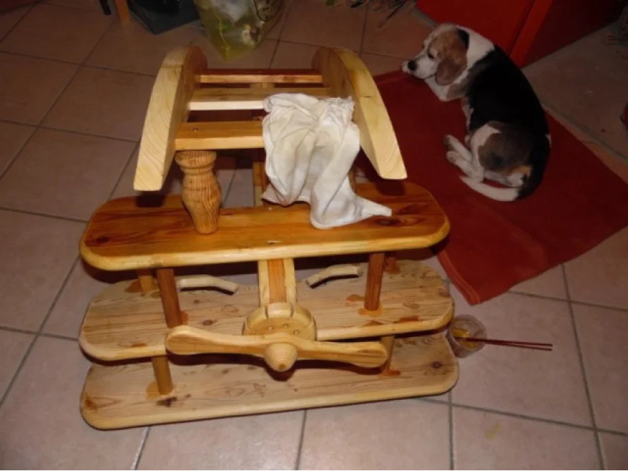 Spielzeugflugzeug aus Holz