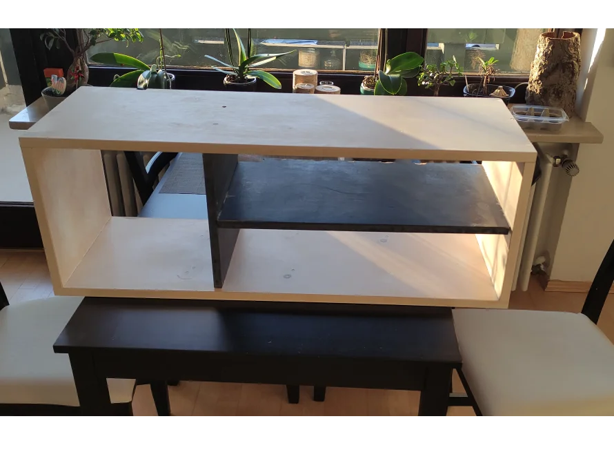 Helles, niedriges Regal mit Ablagefläche