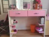 Weißer Schminktisch mit pinken Schubladen