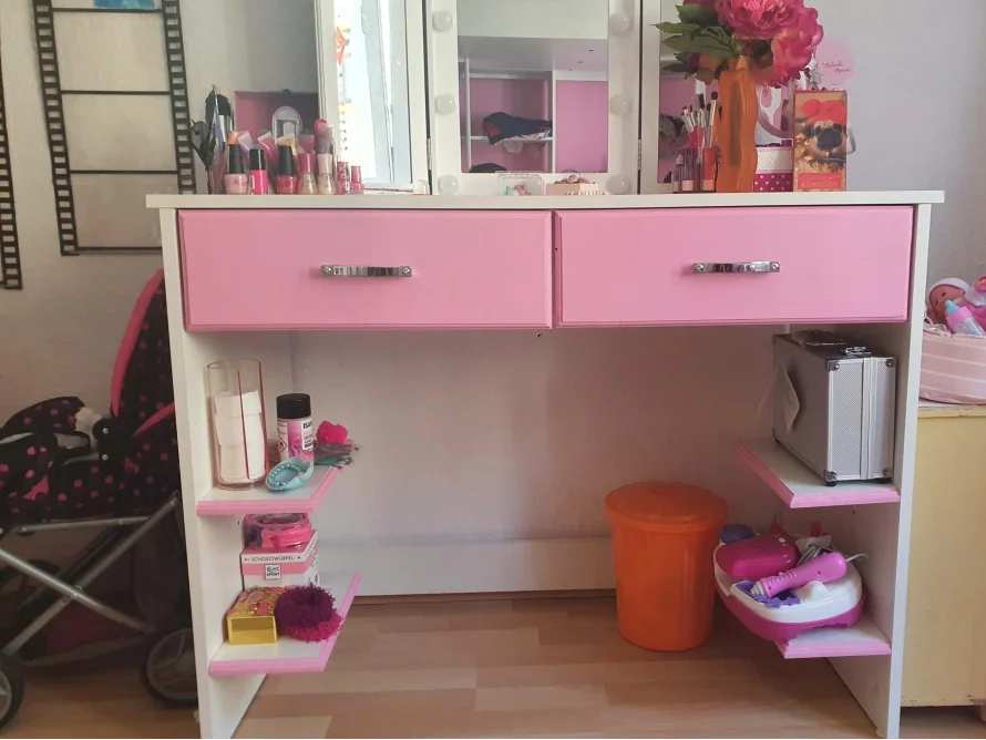 Weißer Schminktisch mit pinken Schubladen