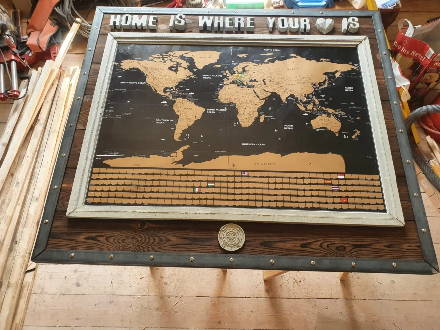 Gerahmte Weltkarte aus Kork