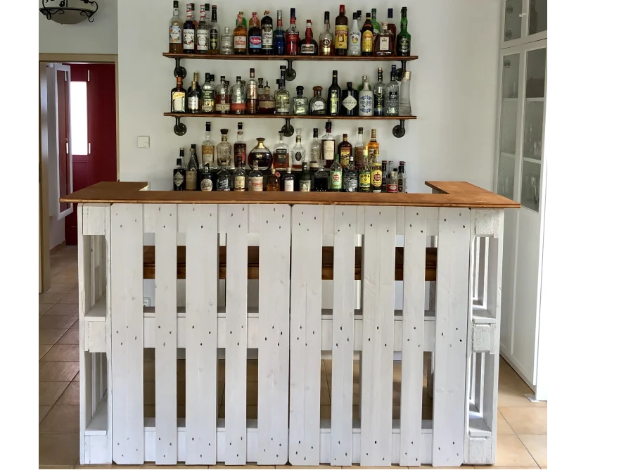 Selbstgebauter Bartresen aus weißen Holzpaletten