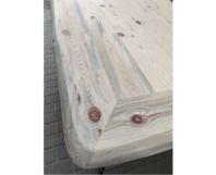 Helle Holzplatte mit Astloch