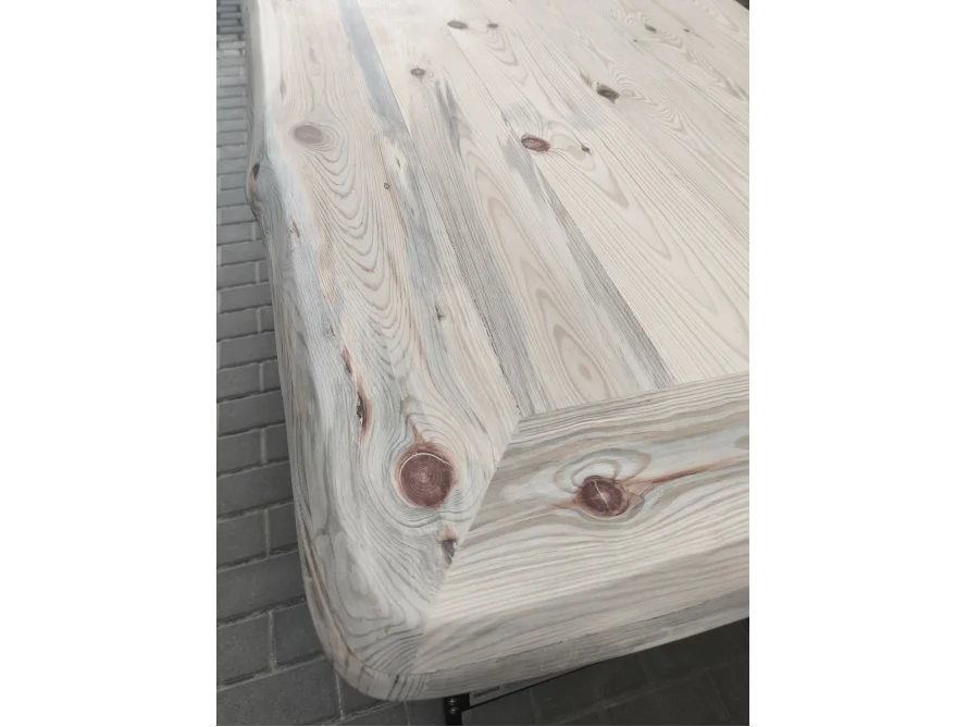 Helle Holzplatte mit Astloch