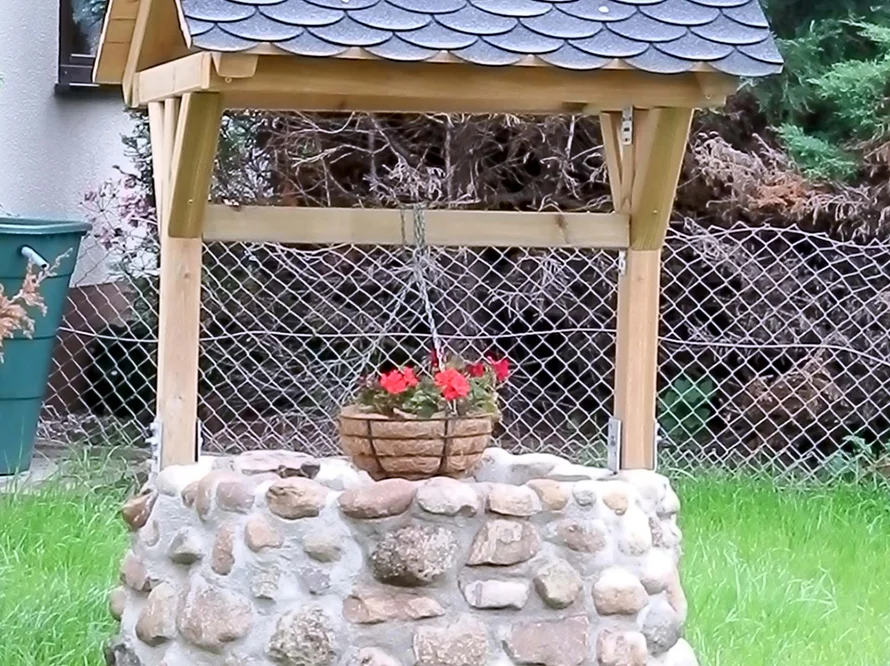 Zierbrunnen im Vorgarten