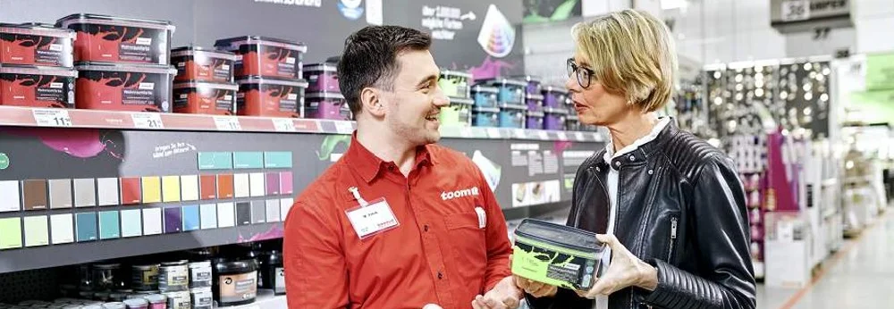 Zwei Personen im Baumarkt