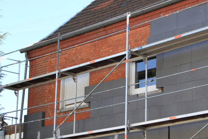 Hausfassade mit Dämmung und Gerüst