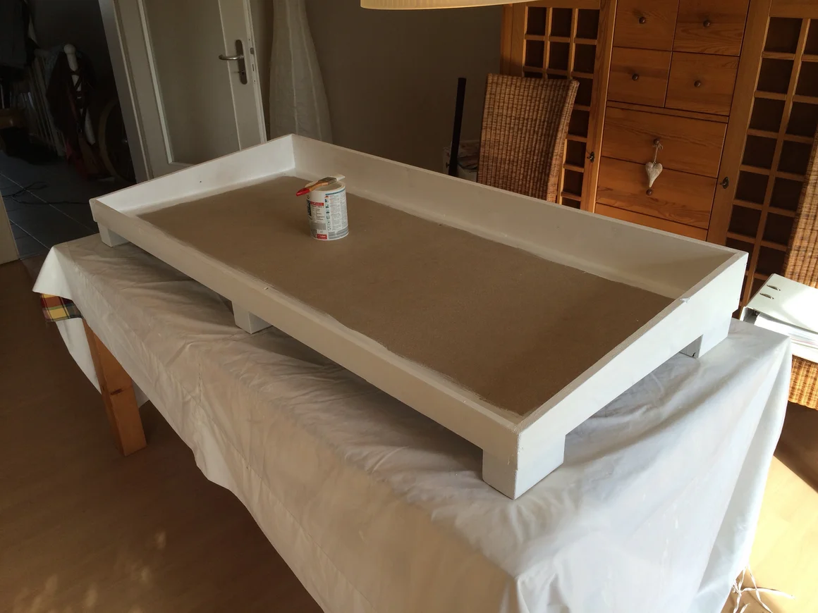 Weißes Holzgestell mit Pinsel