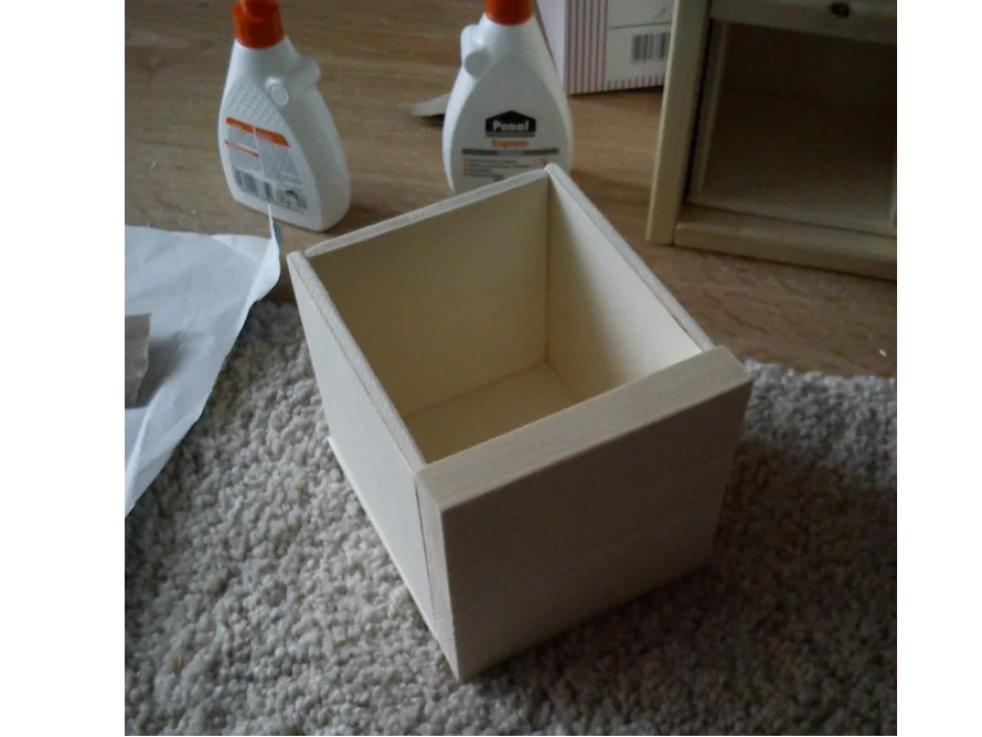 Eine Holzkiste ohne Deckel