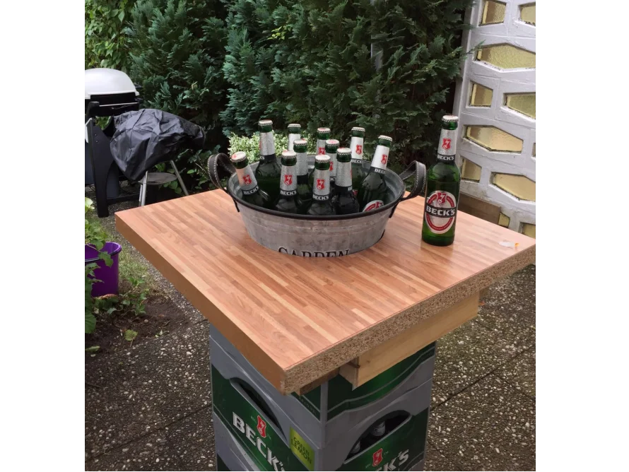 Stehtisch mit Bierkisten
