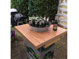 Stehtisch mit Bierkisten 