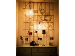 Metallgitter mit Fotos und Lichtern