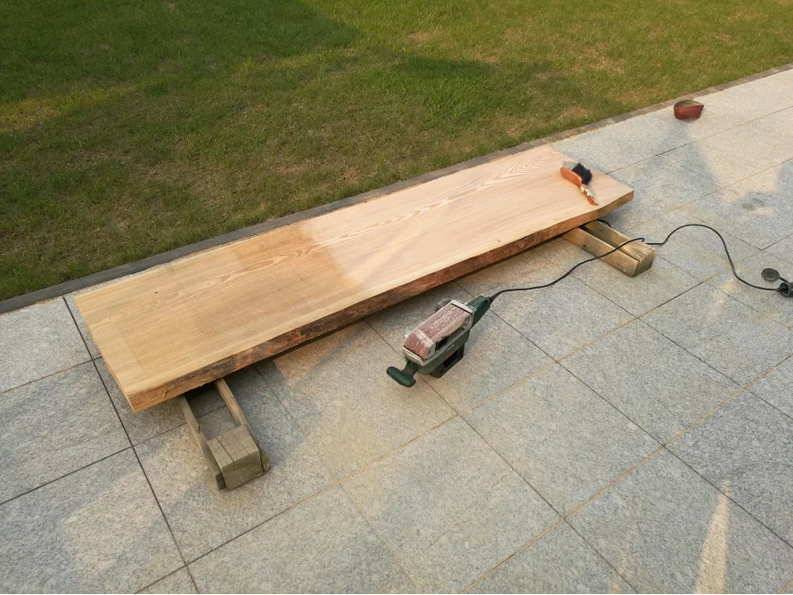 Gartentisch aus Massivholz