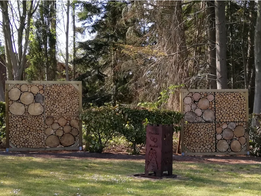 Holzwand mit Feuerstelle