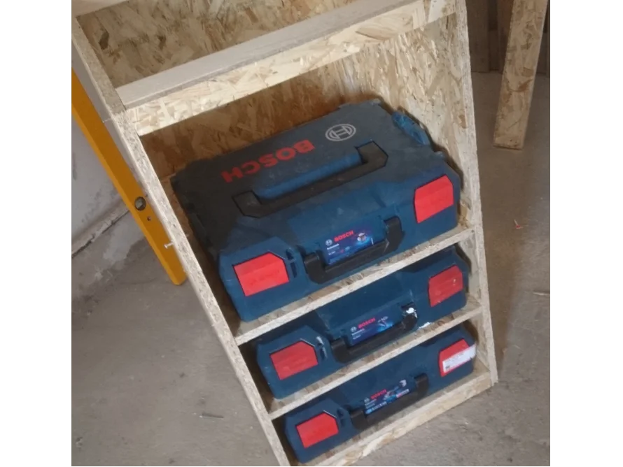 Werkzeugkoffer im Holzregal