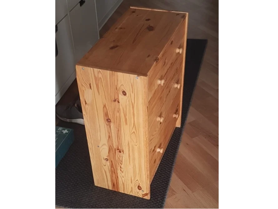 Holzkommode mit vier Schubladen