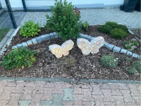 Gartenbeet mit zwei Schmetterlingsfiguren
