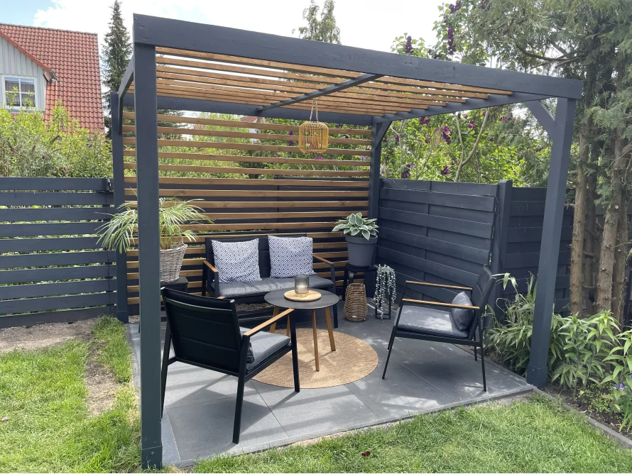 Gemütliche Sitzecke mit Überdachung im Garten