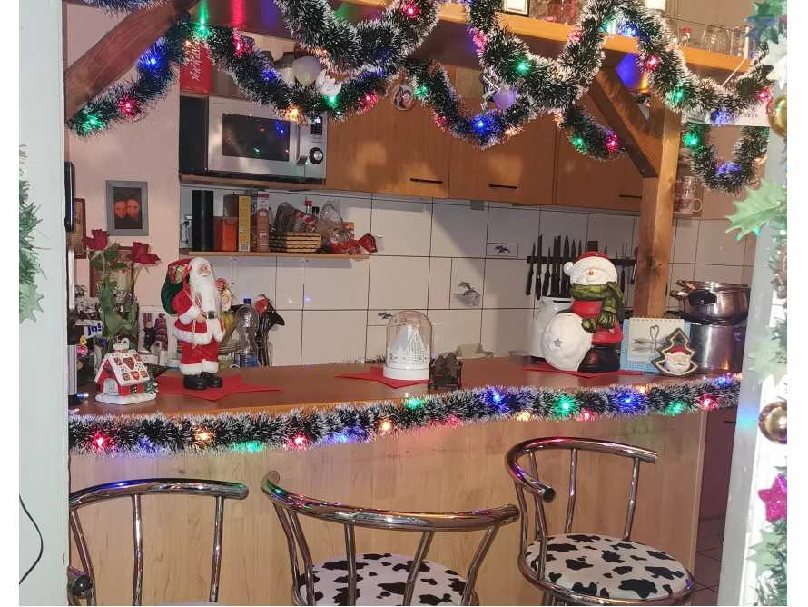 Weihnachtlich dekorierte Küche