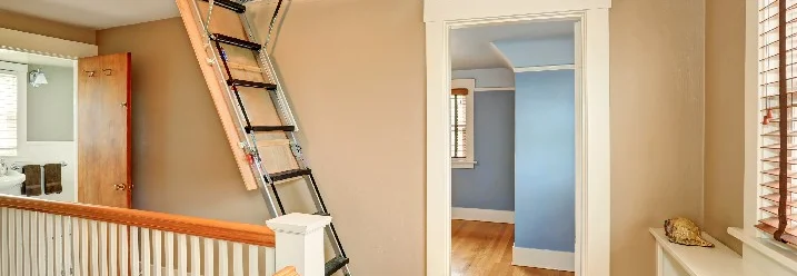 Ausgeklappte Dachbodenleiter