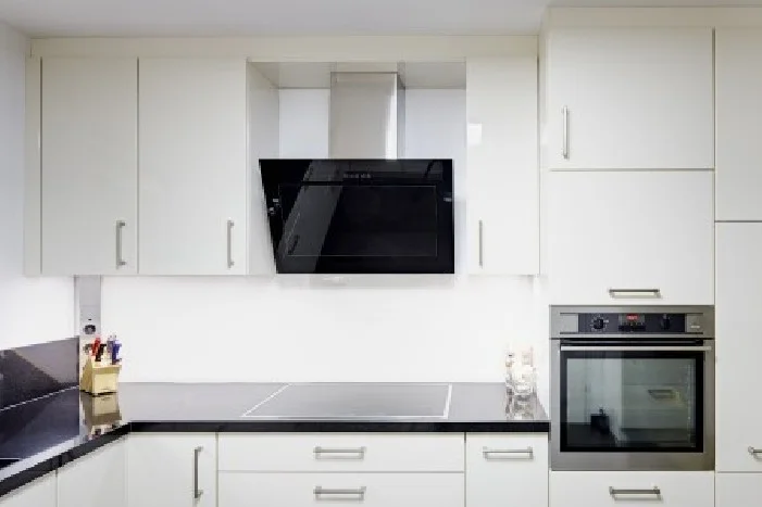 Moderne Küche mit Herd und Dunstabzugshaube