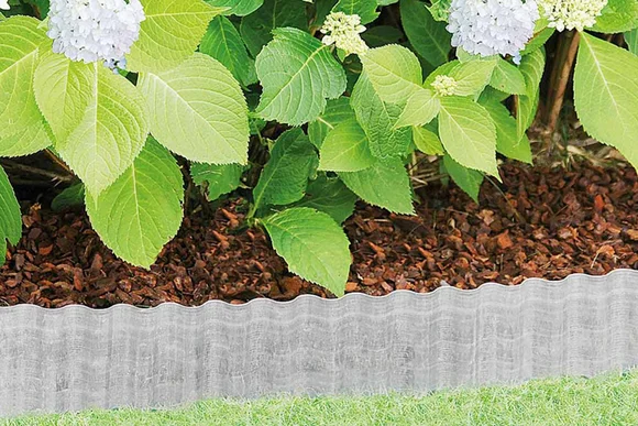 Metallkante trennt Beet von Rasen