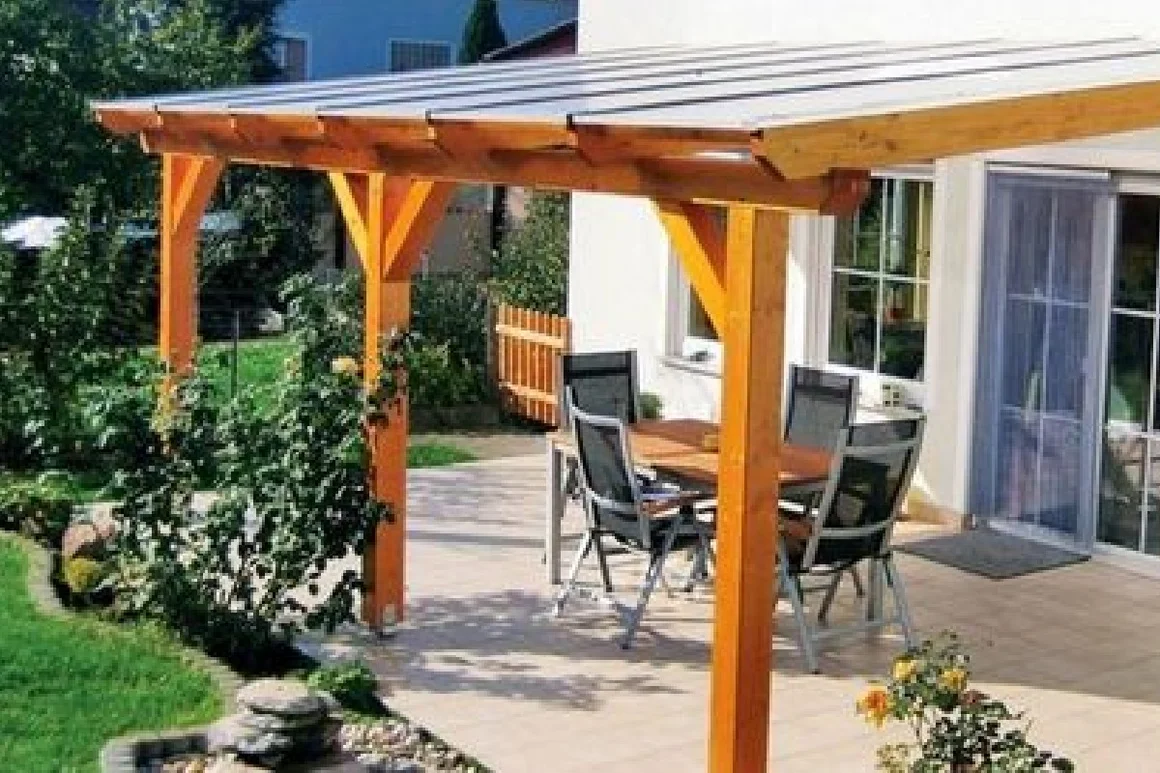 Überdachte Terrasse mit Gartenmöbeln