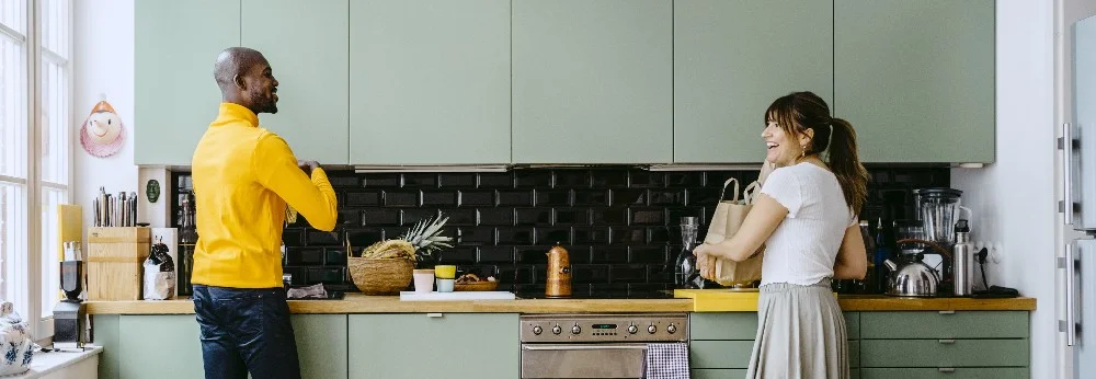 Zwei Personen in Küche