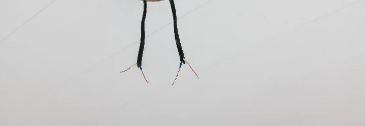 Stromkabel aus Loch in Decke