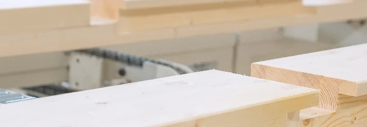 Holzbalken mit vorgefertigten Verbindungen