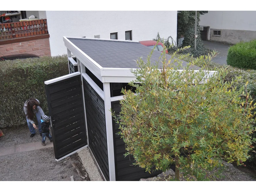 Gartenhaus mit geöffneter Tür