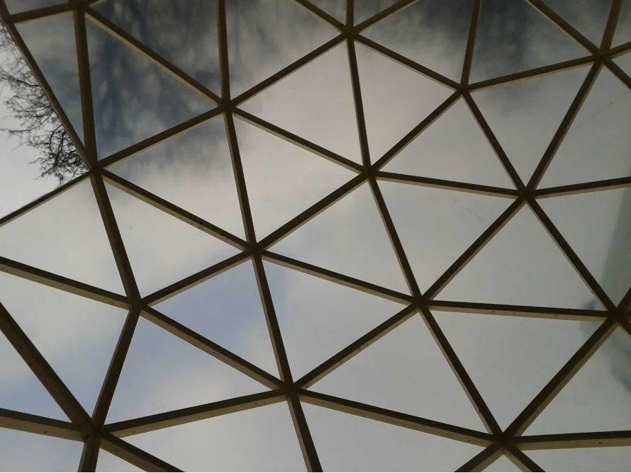 Glasdach mit dreieckigen Scheiben