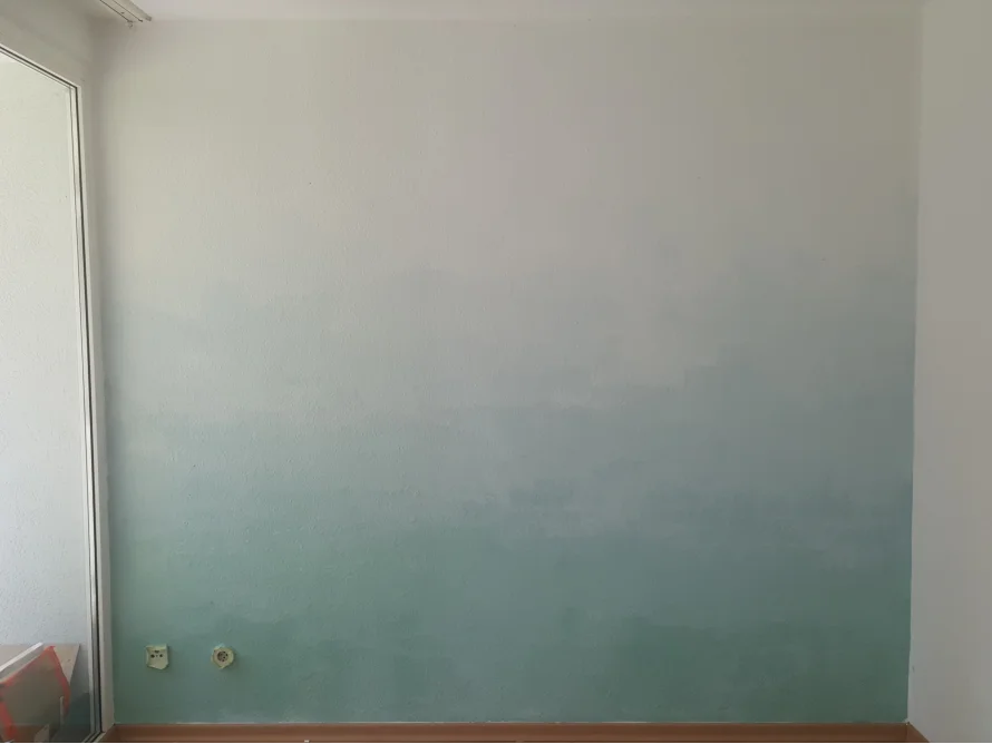 Wand mit Farbverlauf von Weiß zu Grün
