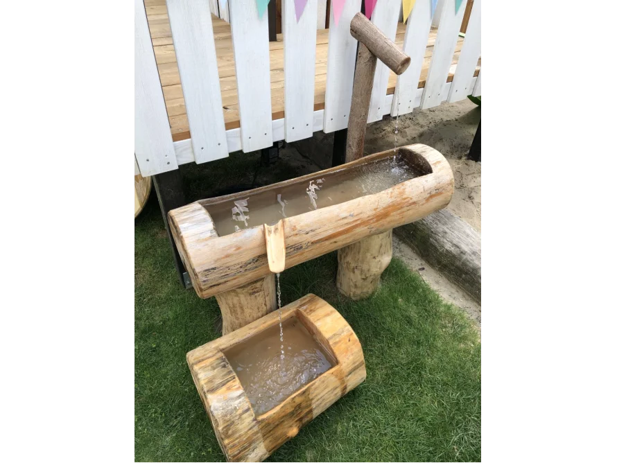 Wasserfall aus Baumstämmen