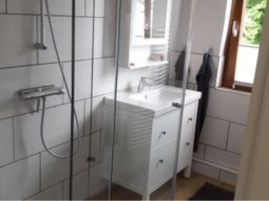 Modern gefliestes Badezimmer mit Dusche