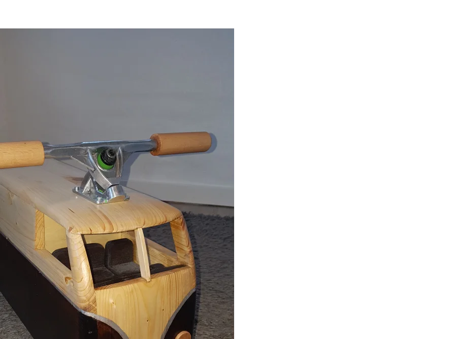 Holzmodell eines VW-Busses mit Skateboardachse