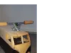 Holzmodell eines VW-Busses mit Skateboardachse