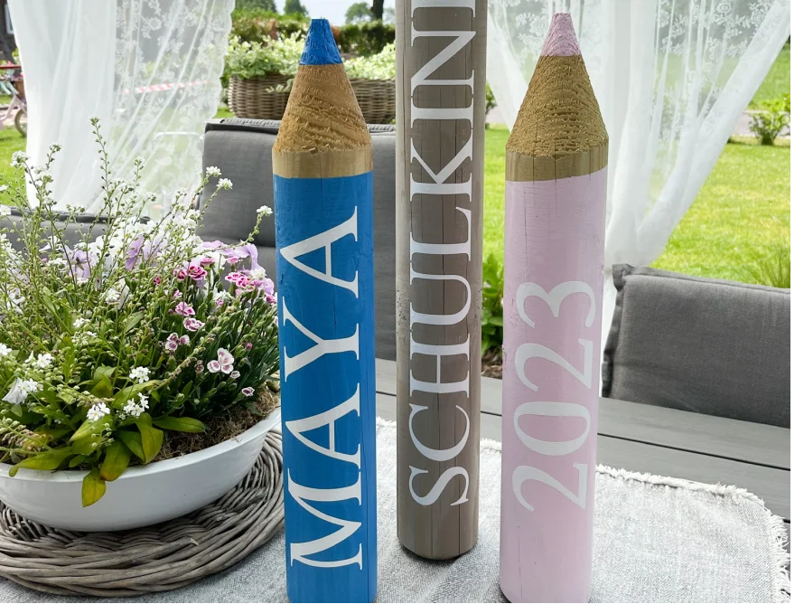 Drei große, bemalte, hölzerne Stifte