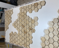 Sechseckige Holzfliesen auf einer weißen Fläche