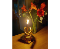 Skurrile Lampe in Form eines sitzenden Männchens