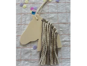 Pferdekopf aus Holz mit Garnmähne