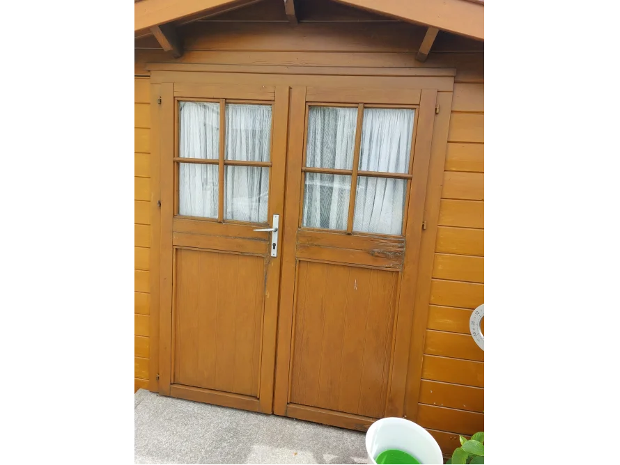 Holztür mit Glasfenster