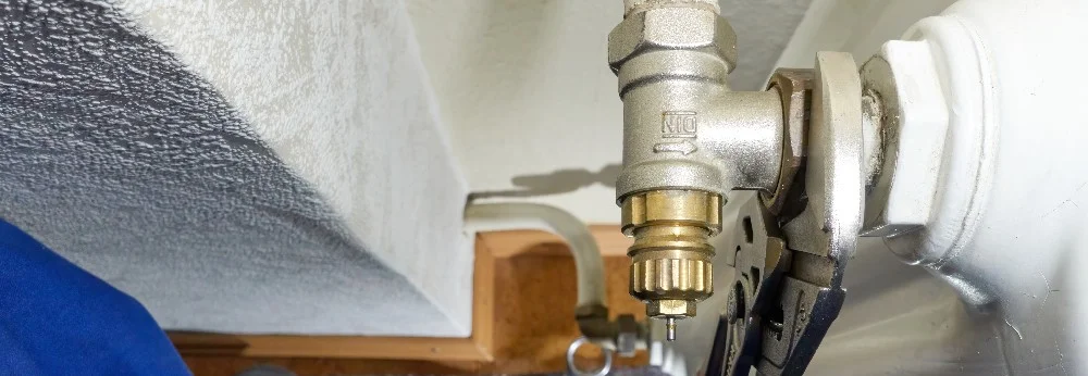 Rohrzange an Heizkörperventil