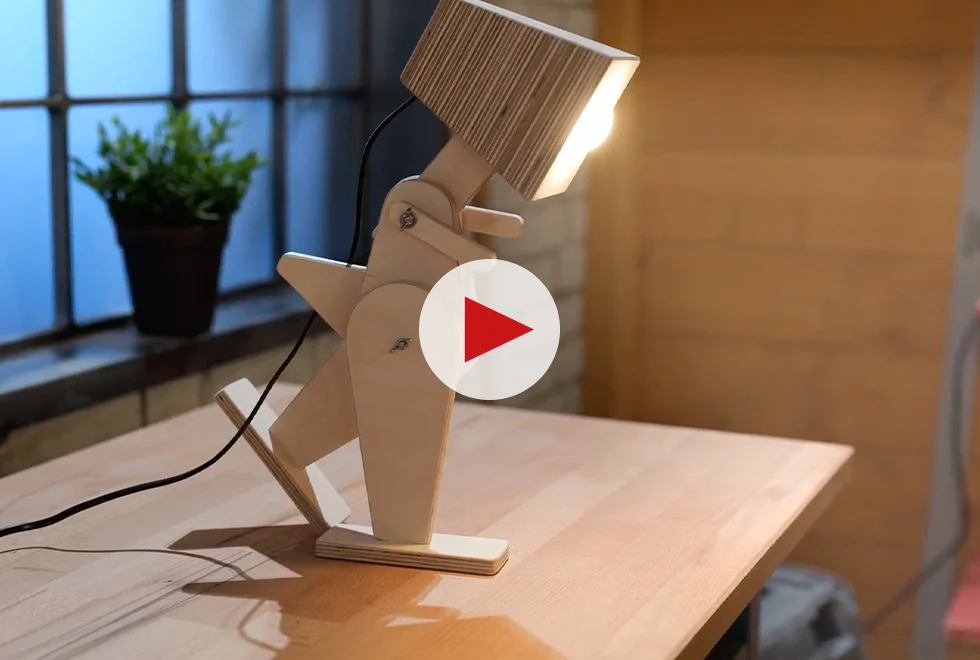 Hölzerne Roboterlampe auf Tisch