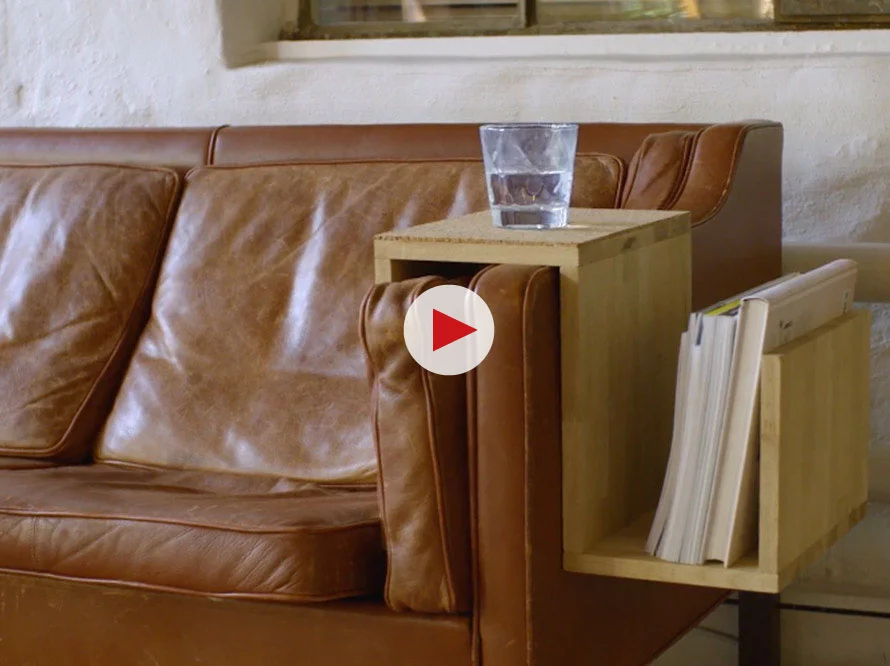 Holztablett auf Sofaarmlehne